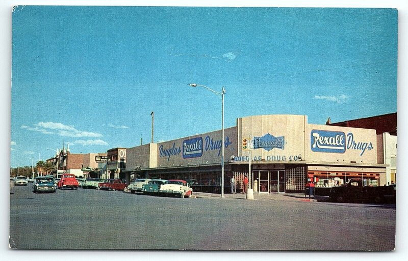 1950s DOUGLAS ARIZONA REXALL DRUGS BUSINESS MAIN ST OLD AUTOS POSTCARD P3073