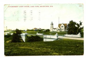 WI - Milwaukee. Lake Park, Government Light House  (creases)