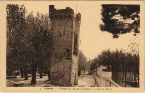 CPA VALREAS Vestiges des Ancins Remparts - Cour de Tivoli (1086727)