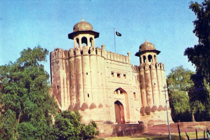 VINTAGE CONTINENTAL SIZE POSTCARD MAIN GATE ROYAL FORT LAHORE PAKISTAN 1970s