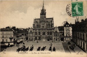 CPA Compiegne La Place de l'Hotel de Ville FRANCE (1013933)
