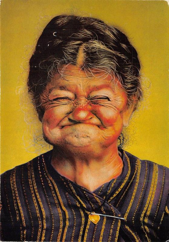 B44105 old woman laughing femme vieux