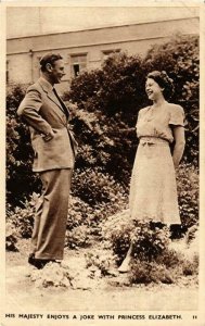 CPA AK King George VI enjoys joke with Prcs Elizabeth BRITISH ROYALTY (678536)