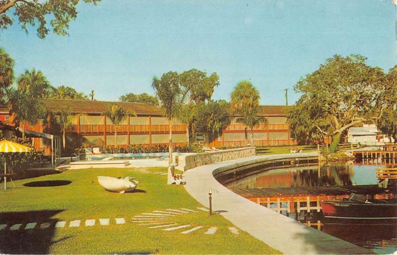 Homasassa Florida Riverside Villas Street View Vintage Postcard K92431