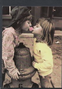 Children Postcard - Boy and Girl Sharing Bubblegum   RR7248