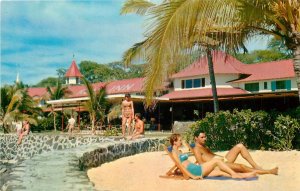 Postcard 1950s Hawaii Kauai Inn resort Beach Scene people Helbig's HI24+-4774