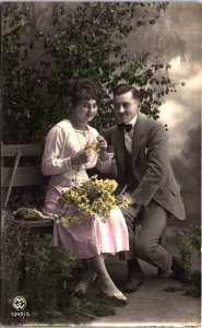 Victorian Romantic Couple Vintage RPPC C008