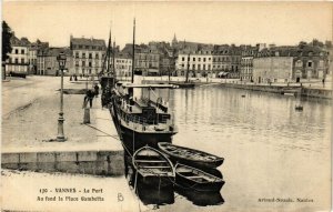 CPA VANNES - Le Port - Au fond la Place Gambetta (431333)