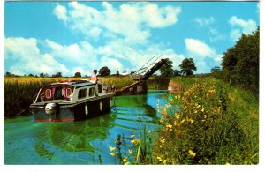 Motor Boat in the Oxford Canal, Banbury Lift Bridge, England