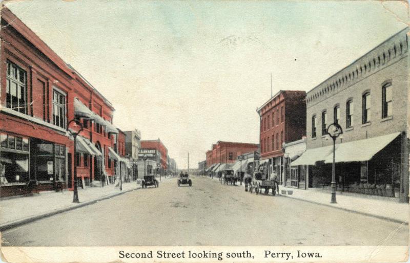 Second Street Looking North Perry Iowa Vintage Postcard Horsedrawn wagons, cars