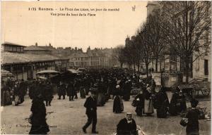 CPA RENNES - La Place des Lices un jour de Marché - Vue prise du haut (584348)