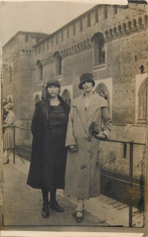 Tourists ladies snapshot photo postcard Milano 1926 Italy fashion mode