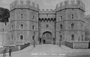 uk19310 gateway to  windsor castle grounds real photo uk