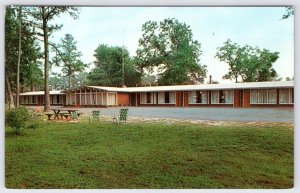 1964 CRISFIELD MARYLAND MD PINES MOTEL PICNIC TABLE LAWN CHAIRS VINTAGE POSTCARD