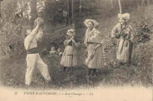 France Types D'Auvergne Aux Champs Typical People Vintage Postcard 07.15