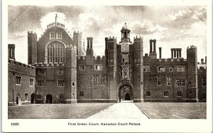 1910 LONDON HAMPTON COURT PALACE FIRST GREEN COURT GALE & POLDEN POSTCARD 42-385