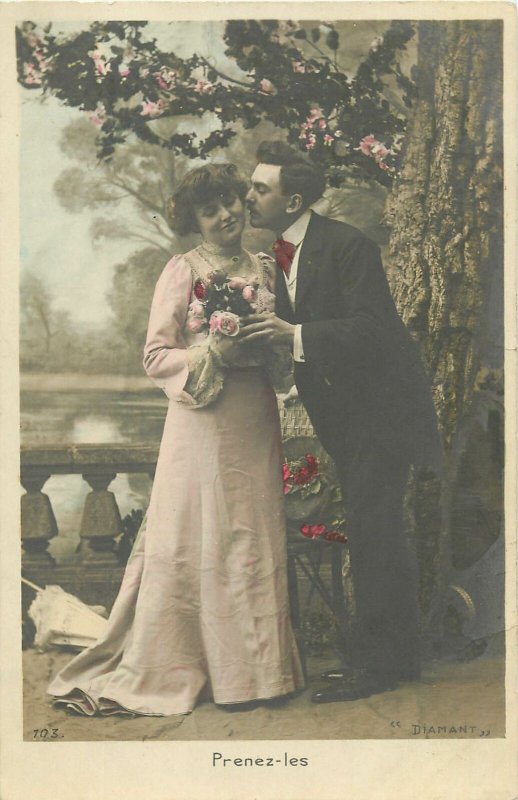 Postcard couple romantic lovers love idyll kiss romance fancy hat fashion lady