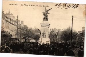 CPA AK MOULINS - La Place d'Allier un jour de foire (262958)