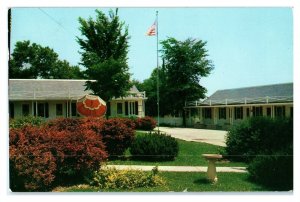 1957 Blue & White Motel, Milwaukee, WI Postcard *6E(3)25