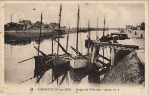CPA COURSEULLES-sur-MER Barques de Peche dans l'Avant-Port (1227649)