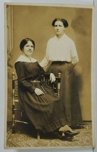 Rppc Two Lovely Woman Posing for Photo in Studio Postcard N15