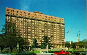 Du Pont Building Street View Cars Wilmington Delaware DE UNP Chrome Postcard A9