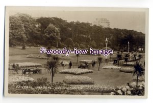 tq1932 - Hants - The Walk through Central Gardens, in Bournemouth - Postcard
