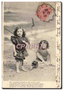 Children - Girls - On the beach - On strike inhaling the fresh air in the mor...