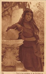 Tunisia Femme Arabe a la Fontaine 06.41