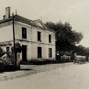 City Hall On High Street Izon France 1910s Postcard PCBG12B