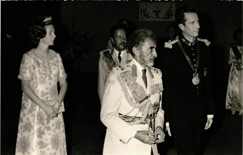 CPA AK Royal Family Members with an Ethiopian Man 1972 BELGIAN ROYALTY (853586)