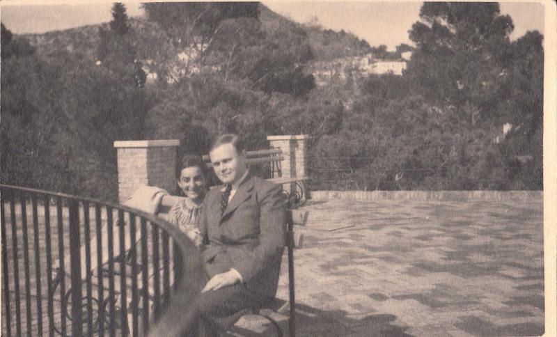 RPPC SOCIAL HISTORY COUPLE IN A PARK LOVERS REAL PHOTO POSTCARD 1936