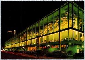 VINTAGE CONTINENTAL SIZE POSTCARD 1960s ROW OF CARS AT FRANKFURT THEATRE & OPERA