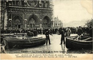 CPA PARIS 4e Crue de la Seine. Arrivée sur le parvis ND. (464216)