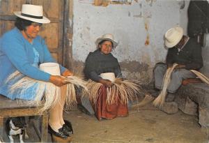 BR99287 tejedores del famoso sombrero de paja cuenca ecuador types folklore