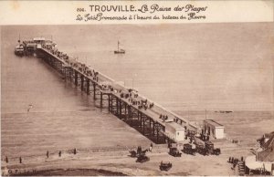 CPA TROUVILLE-sur-MER La Jetee-Promenade a l'Heure du Bateau du Havre (1250394)