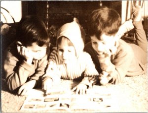 DOMESTIC Scene of CHILDREN Reading Boy Girl 1960s Lichter VTG L PHOTO 1962 PC27