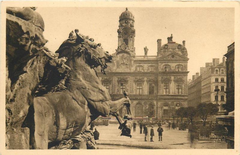 CPA France Lyon Place des Taureaux Fontaine Bartholdi Hotel de Ville