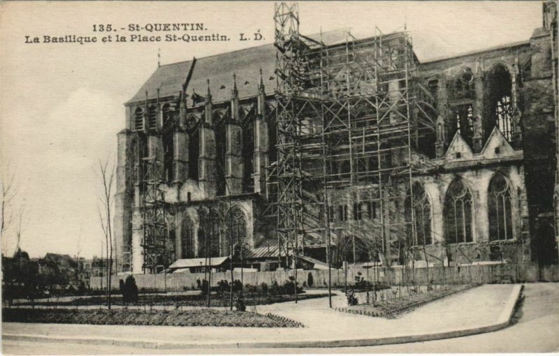 CPA Saint Quentin- La Basilique et la Place St Quentin FRANCE (1046290)