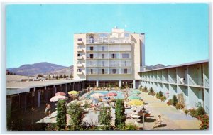 KELOWNA, BC, Canada ~ Roadside CAPRI MOTOR HOTEL  ~ Pool c1960s Postcard