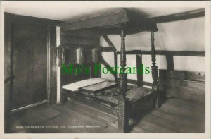 Warwickshire Postcard - Anne Hathaway's Cottage, Elizabethan Bedstead  RS25224