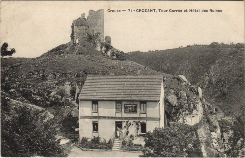 CPA CROZANT Tour Carrée et Hotel des Ruines (121724)