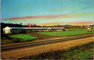 VINTAGE POSTCARD THE HOLIDAY MOTEL LOCATED AT LISBON ROAD LEWISTON MAINE 1960s