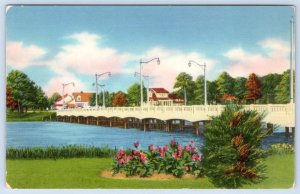 1940-50's REHOBOTH BEACH DELAWARE BRIDGE OVER SILVER LAKE TICHNOR GLOSS POSTCARD