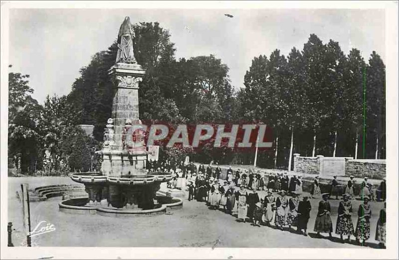 'Postcard Modern Sainte Anne d''Auray procession near the Fountain Folklore'