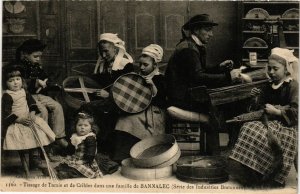 CPA Tissage de Tamis et de Cribles dans une famille de Bannalec (431642)