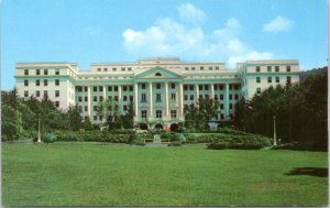 Postcard WV White Sulphur Springs - Greenbrier Hotel - North Entrance