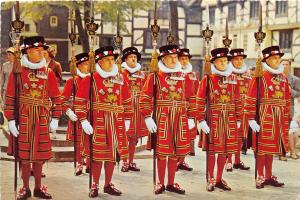 BT18508 yeomen warders at the tower of london     uk