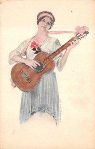 ART DECO GLAMOUR WOMEN PLAYING GUITAR MUSIC POSTCARD (c. 1910)