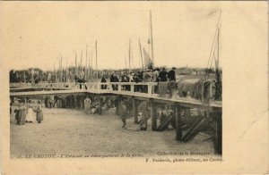 CPA LE CROTOY Estacade au débarquement de la peche (19207)